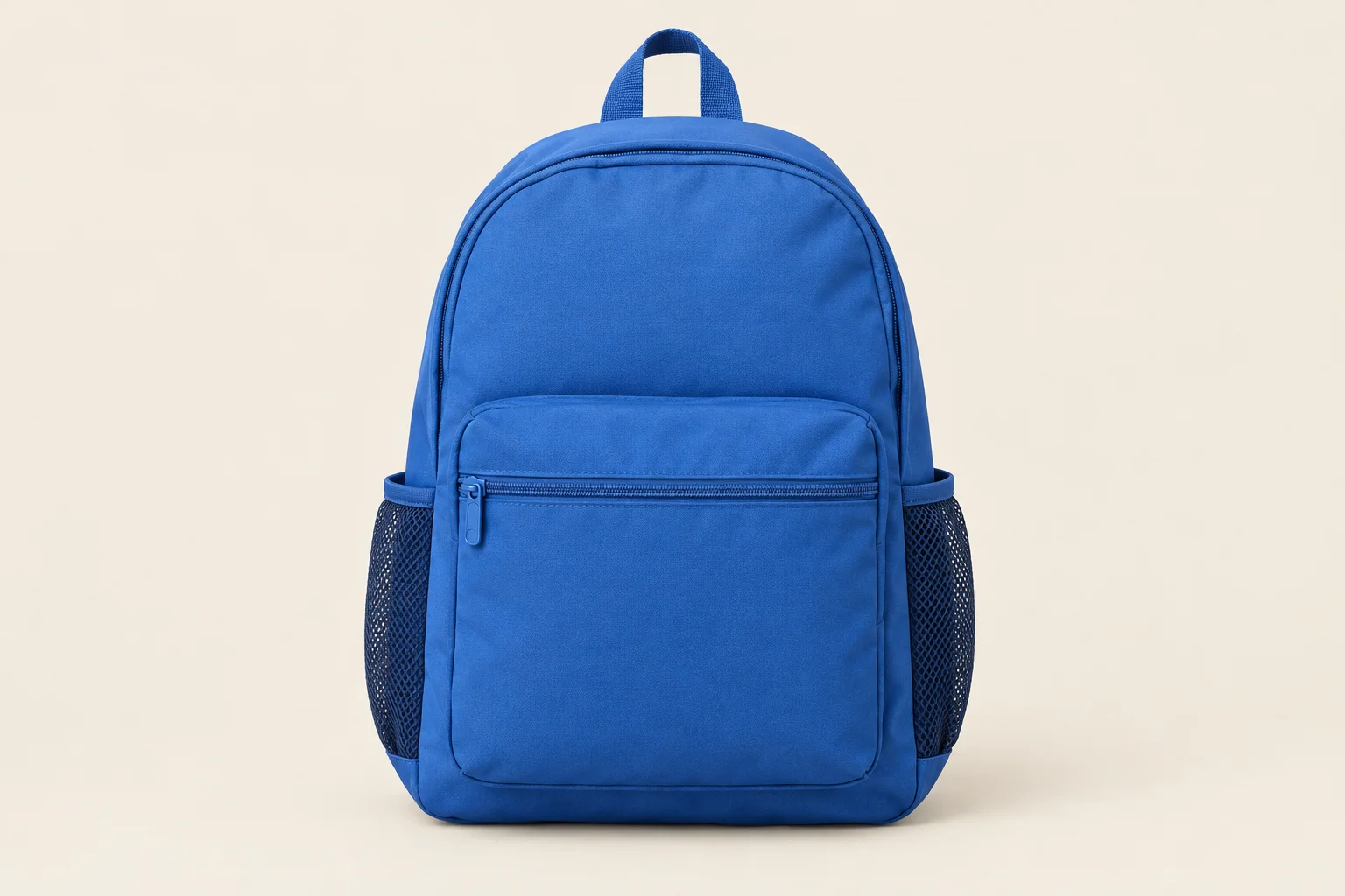 Mochila azul em pé sobre fundo bege, com alça no topo, bolso frontal fechado por zíper e um bolso de tela em cada lado. Uma sombra aparece abaixo dela.